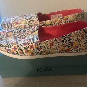 Tom’s Day of the Dead shoes, size 6